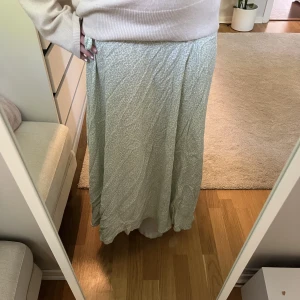 Långkjol - Så fin kjol från & Other stories! Storlek 38 men passar mindre då man knyter med snöre i midjan. Så fint skick. 