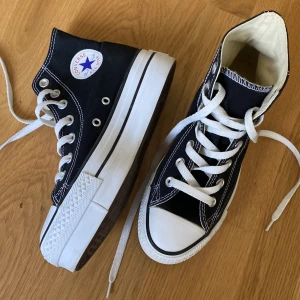 Chuck tailor  - Säljer dessa populära converse då jag inte använder dem. Storlek 36 med plattform sula. Knappt använda!