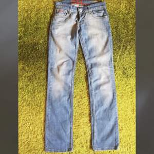 Blåa vintage Levis jeans!! Jätte fina jeans, gammal model som inte säljs längre😊