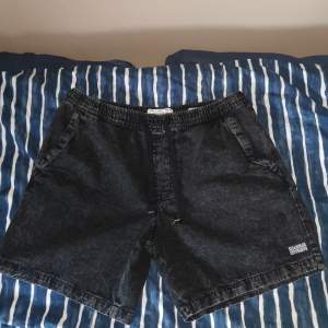 Ett par jätte sköna och snygga Pull&Bear shorts. Nästintill helt oanvända så dom är i fortsatt bra skick. Storlek på shortsen är Large men funkar om man har Medium också! 