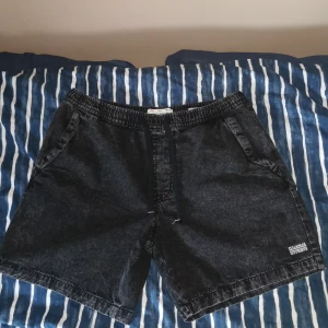 Shorts - Ett par jätte sköna och snygga Pull&Bear shorts. Nästintill helt oanvända så dom är i fortsatt bra skick. Storlek på shortsen är Large men funkar om man har Medium också! 