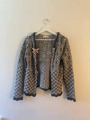 Kofta  - En väldigt söt kofta från Odd Molly. Koftan är i ett väldigt bra skick. Den är i storleken S. 