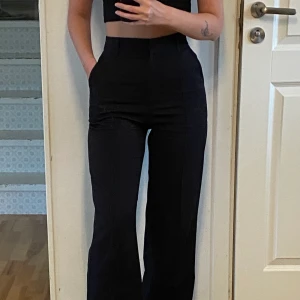 Madlady kostymbyxor str 36 L30 - Högmidjade kostymbyxor med stråveck - Sally Black.  Nypris 599kr  Byxorna är lite nopprig på ena sidan vid fickan.   Kontakta mig för mer information eller bilder 😊