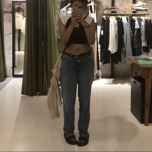 Jeans - Säljer ett par Jeans som är lådmidjade. Om fler bilder på jeansen önskas och om du har några frågor kan du gärna ställa de😊 Köparen står för frakten.