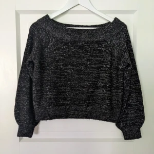 Stickad off-shoulder topp - Stickad off-shoulder topp från H&M i storlek XS. Stretchig så passar även S-M. Bra skick, endast använd en gång. Tryck gärna på "köp nu".