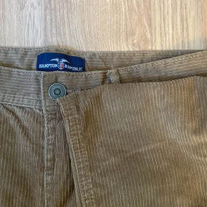 Bruna Hampton Republic Corduroy - Nästan aldrig använda manchesterbyxor från Hampton Republic. Säljer eftersom de inte passar längre. Skulle gissa att nypris va 600/500kr