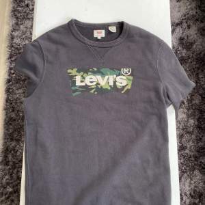 Levis tröja knappt använd nästan som ny för bara 100 kr ny pris 400-500