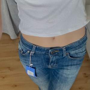 Trendiga blåa low waist jeans utan slitage, köpta från Sellpy. Säljer då de var för korta för mig. Säljer för 149kr inkl frakt (49kr) 