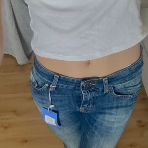 Blåa low waist jeans - Trendiga blåa low waist jeans utan slitage, köpta från Sellpy. Säljer då de var för korta för mig. Säljer för 149kr inkl frakt (49kr) 