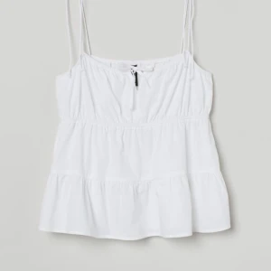 Topp - Supersöt vit topp från H&M i storlek xs. Perfekt till sommaren💕