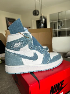 Jordan 1 High Retro - HELT NYA, oanvända. Säljes pga fel storlek. Köpta via Fightclub från USA. Väldigt sällsynta. Därav lite högre pris. Kvitto, kartong och snören i vit och röd medföljer. 