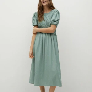 Klänning  - Fin sommarklänning i färgen grön/turkos, använd ett fåtal gången💕