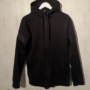 Hugo Boss Svart Tracksuit - En av de senaste Hugo Boss Tracksuits i helt ny skick. Använt 2 gånger. Original priset: 4700kr Bara Tröjan: 2500kr Bara Byxorna: 1700kr Båda: 4000kr