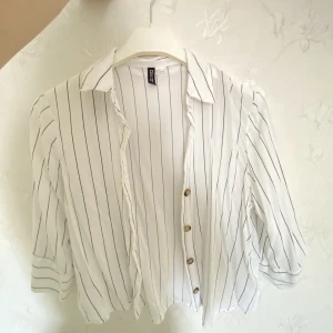 Skjorta - Storlek 32. Använd fåtal gånger. Köpt För 150kr.