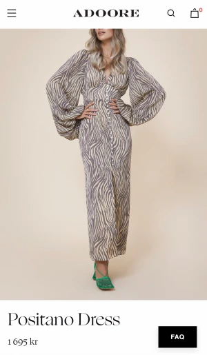 Adoore klänning  - Min tidigare annons försvann, så här kommer den igen!   Adoore klänning i strl 36, köpte den för några veckor sedan men knappt använd då den är för stor ❤️‍🩹