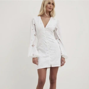 Klänning nakd - Väldigt snygg vit broderad klänning från nakd i storlek 36. Köptes för att ha till studenten men hittat en annan därav säljer jag den, endast testad med prislappen kvar🤩Slutsåld på hemsidan, och varit ett tag kostar 599 nypris säljer för 400🫶🫶