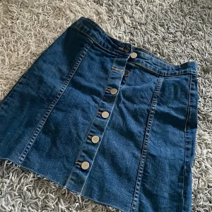 Jeanskjol  - Jättesöt jeanskjol från Gina tricot i bra material 🥰använd en gång. 