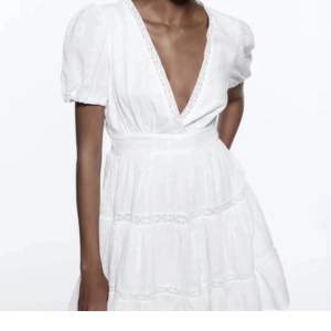 Säljer denna super söta vita klänning. Säljer endast på grund utav att storleken inte passar mig. Inte använd många gånger och jättebra skick.