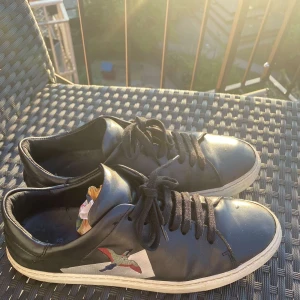 Arigato skor  - Säljer mina arigato skor! Nypris: 2300 skick 7/10. hör av er vid eventuella frågor 