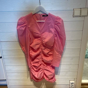 Klänning - Så fin sommarklänning som bara är använd en gång men kommer inte till användning. Älskar detaljerna. Nypris 500kr