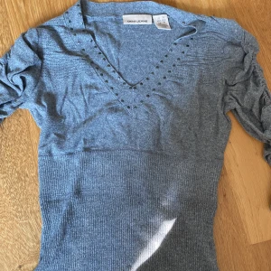 Söt tröja - Super snygg tajt halv långärmad tröja. Den sitter perfekt och har många fina detaljer. 