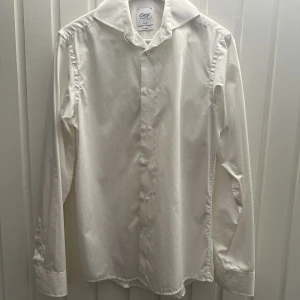Oscar of Sweden Skjorta - Kostymskjorta från oscar of sweden.  Endast använd få tal gånger  Nypris ca 1200kr