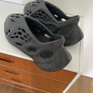 Foam Runners - Foam Runners Onyx Storlek 45 tyvärr ingen box så pris kan diskuteras. Använda 2-3 gånger, säljer för att de inte passar Pris kan diskuteras vid snabbköp  Jag står för frakten