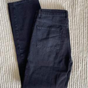 90-tals jeans från BikBok i rak modell. Aldrig Anvädna. Passar en S/M, sitter tajt på en L.