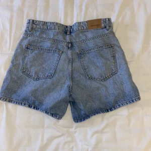Blåa Mom-jean shorts - Köpte dom men använde aldrig. Jätte bra skick.
