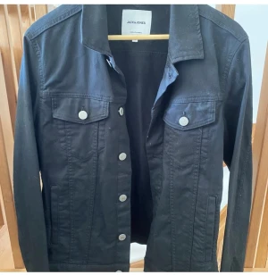 Jack & Jones jacka - Riktigt fin på sommaren. Säljar pga för liten för mig. Storlek S. Skick 9 av 10