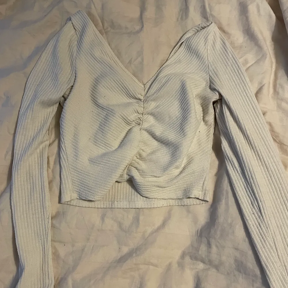 Ribbad cool v-ringad tröja med ”scrunch” i mitten. Använt skick men inga fläckar eller liknande. Säljes pga kommer ej till användning längre. . Toppar.