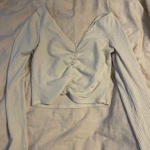 Ribbad cool v-ringad tröja med ”scrunch” i mitten. Använt skick men inga fläckar eller liknande. Säljes pga kommer ej till användning längre. 
