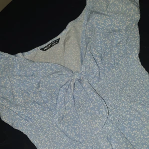 Klänning - Ljusblå klänning, storlek L men passar M/liten L. 