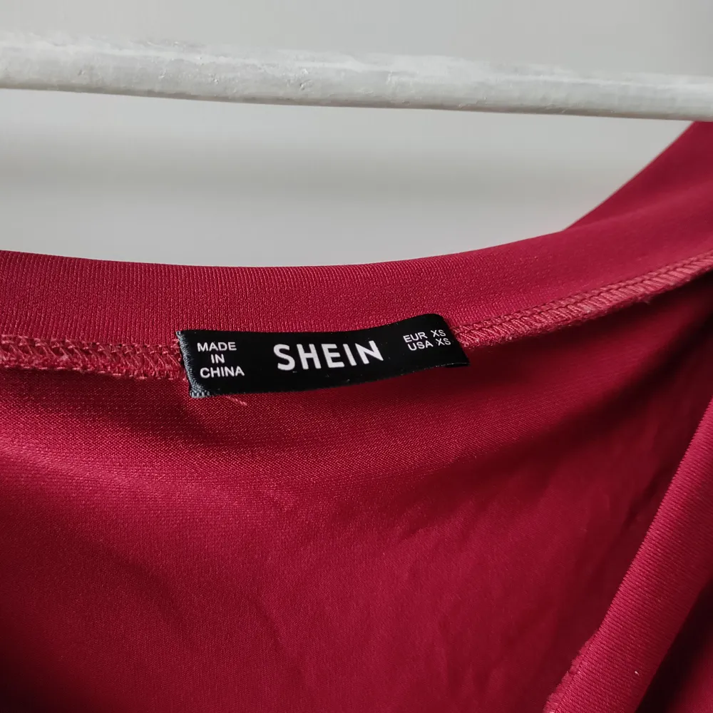 En röd klänning från Shein i storlek Xs. Figurklännung med knytning i sidan.. Klänningar.