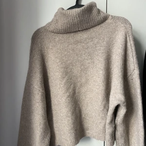 Stickad tröja - Aldrig använd tröja! Jag säljer den då den inte kommer till användning, tröjan är i jätte bra skick och kan inte se någon defekt vilket beror på arts en är oanvänd. Skriv för funderingar!