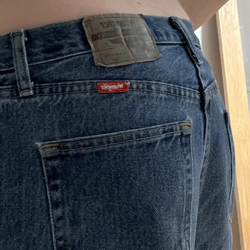 Blåa low rise jeans från märker Wrangler som jag köpt second hand och säljer för att jag inte använt så mycket. De är i bra skick och ungefär storlek S. . Jeans & Byxor.