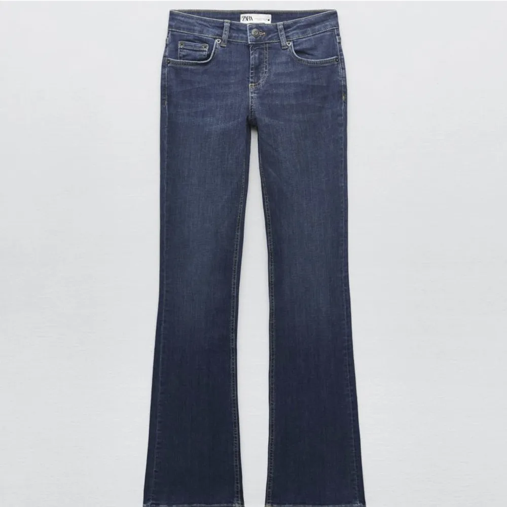 Säljer dessa lågmidjade jeans från zara! Väldigt bra skick💕nypris 400kr. Jeans & Byxor.