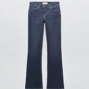 Säljer dessa lågmidjade jeans från zara! Väldigt bra skick💕nypris 400kr