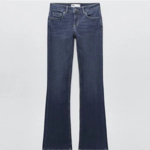 Lågmidjade zara jeans - Säljer dessa lågmidjade jeans från zara! Väldigt bra skick💕nypris 400kr