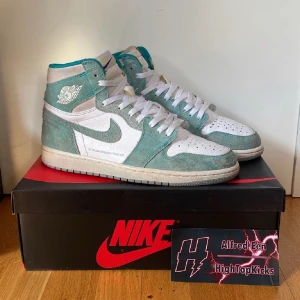 Air Jordan 1 High ”Turbo Green” - Air Jordan 1 High ”Turbo Green”   Pris 2199💵 +frakt 🚚📦 Storlek: 44👟 Skick är typ 7,5/10,  box✅, Kvitto❌, extra laces✅   Skicka Dm om nu har några frågor och funderingar!💬