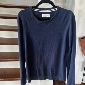 Stickad tröja - Pier one  - Riktigt snygg stickad marinblå tröja. Skriv gärna vid funderingar. 