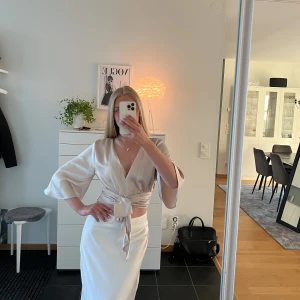 Champagne färgad blus - Säljer en super fin champagne färgad blus som är i fint skick i storlek xs🫶🫶🫶