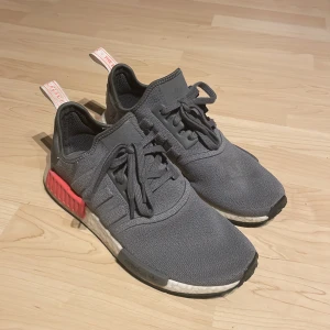 Skor - Adidas nmd. Storlek 42. Dom har en fläck på vänster framsida som jag inte fått bort.