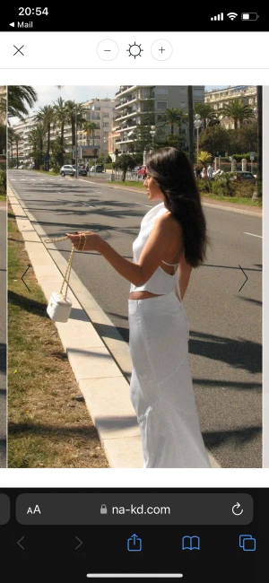 Chloe Schuterman x NA-KD - Säljer denna satinkjol i storlek 38 då den inte passade mig och glömde skicka tillbaka den! Så helt oanvänd, köpt för 499