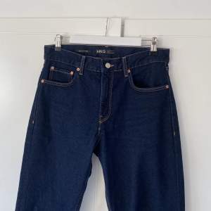 Straight leg jeans från Mango. Storlek 38 men tycker att dom passar storlek 36. L32. Aldrig använt eftersom att dom är för små.🌸