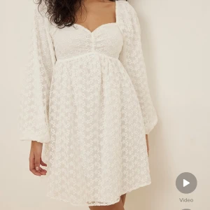 Klänning - Säljer denna fina klänning då den inte kommer till användning längre. Endast använd en gång. Passar perfekt nu till studenten! Skicka ifall du vill ha fler bilder.