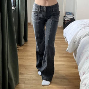 Svarta jeans - Low waist svarta jeans  1,65 som referens