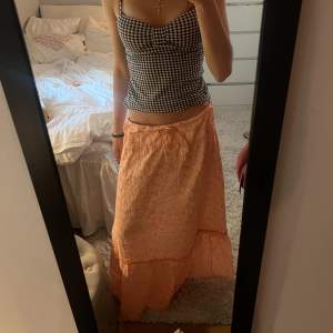 Säljer denna fina kjol från NoaNoa💕den är typ aprikos/orange typ