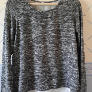 Blus - Jättefin och mjuk blus, använd 2 gånger. Delad på 2 i ryggen (se 3e bild) och modellen ska vara så.