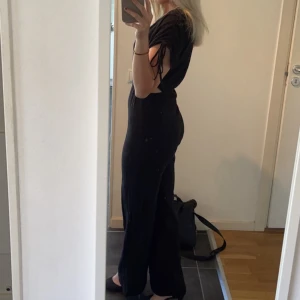 Byxdress  - Super fin byxdress, använd 2 gång så i bra skick. Har som två öppningar vid sidorna vilket är en snygg detalj. Finns även band vid axlarna så man kan reglera lite själv hur man vill den ska sitta. 